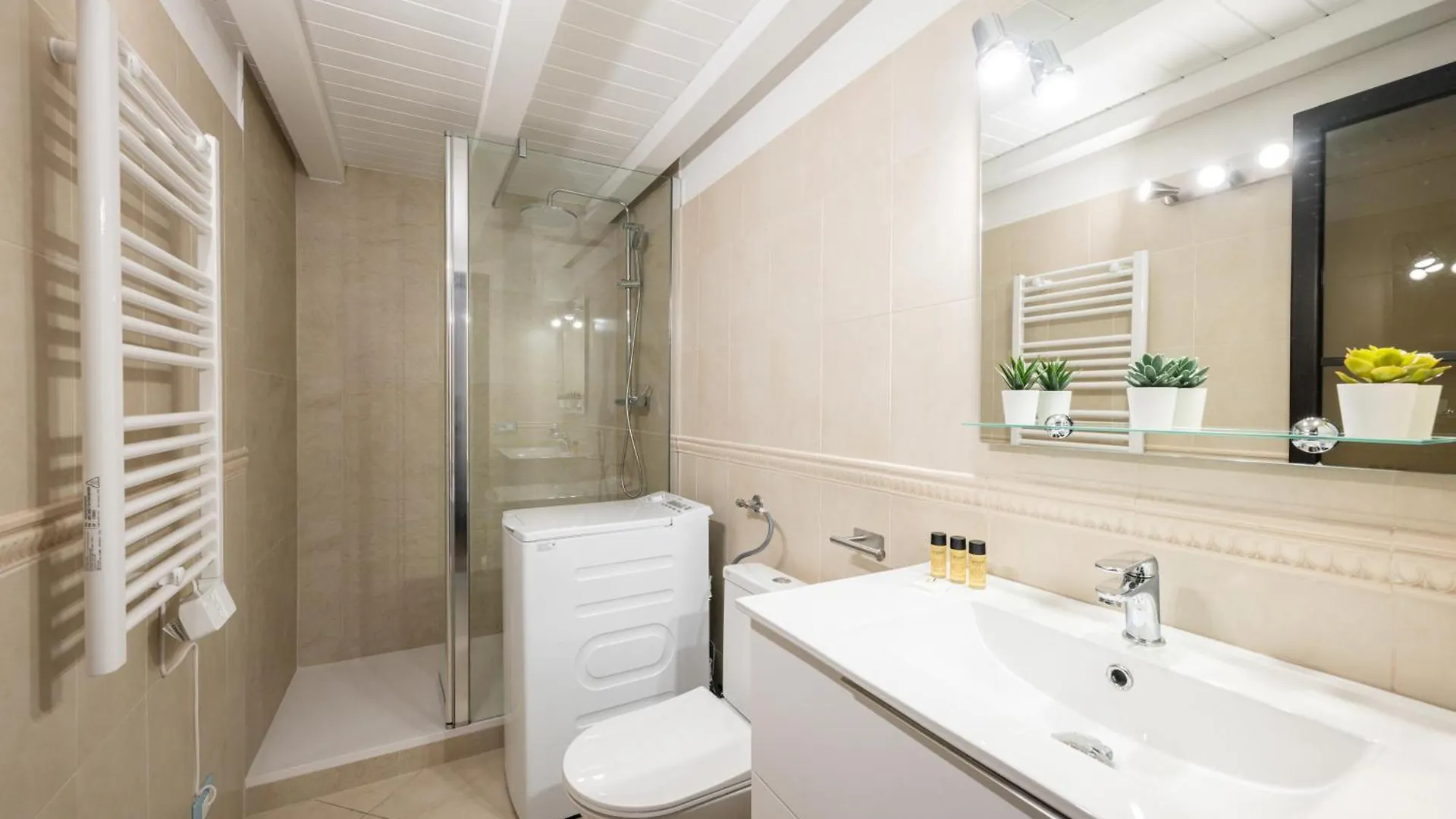 La Marne, Charming Duplex In The Heart Of Downtown Menton Apartment 0*,